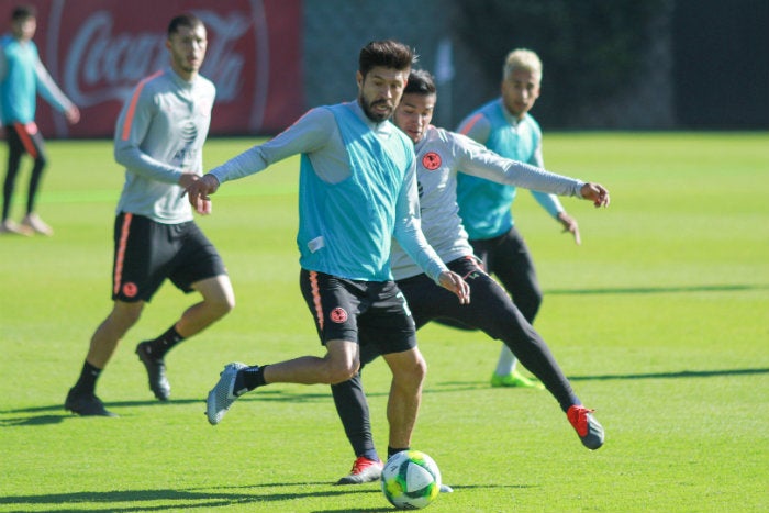 Oribe disputa un balón en un entrenamiento del América