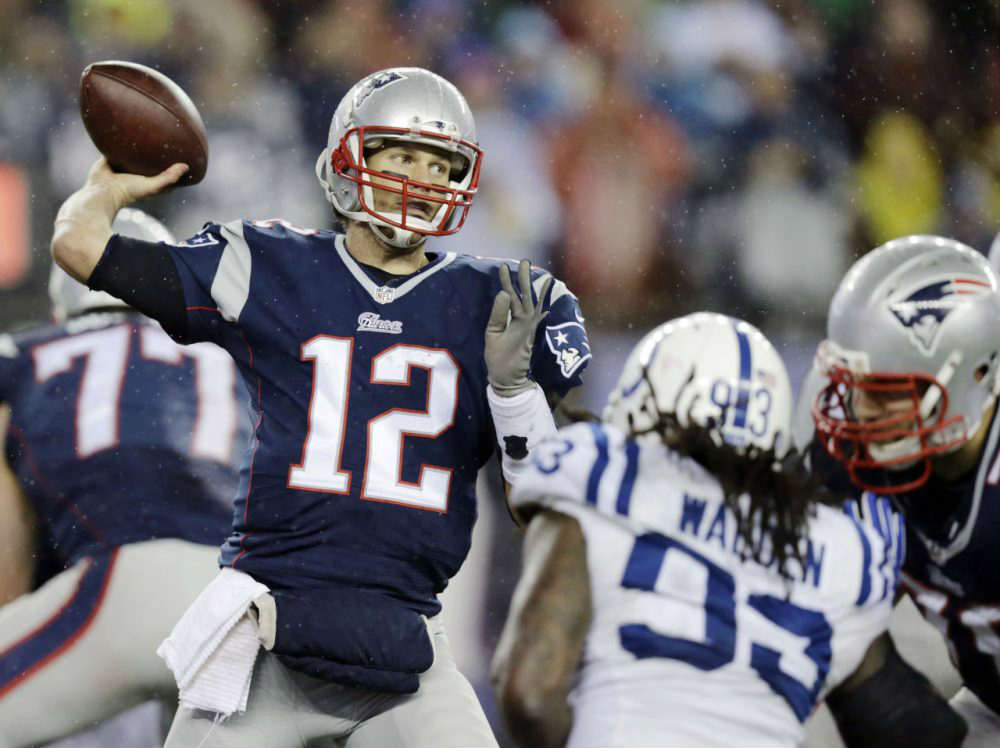 Tom Brady lanzando un pase durante el juego del 'Deflategate'