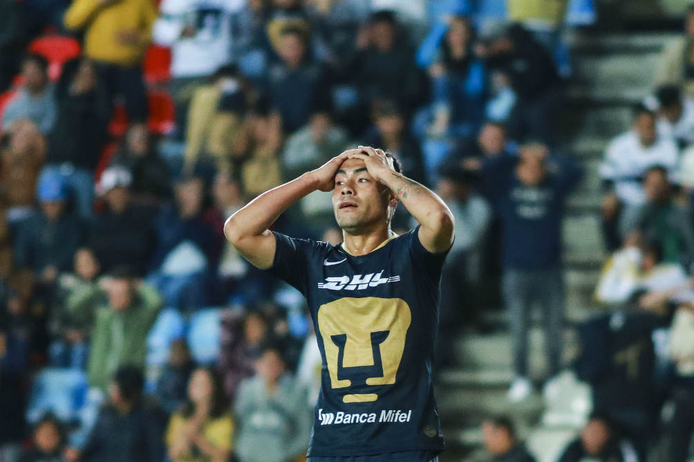Felipe Mora se lamenta durante el juego contra Tuzos