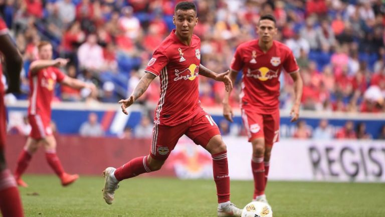 Kaku Romero conduce el balón en un juego de NY Red Bulls