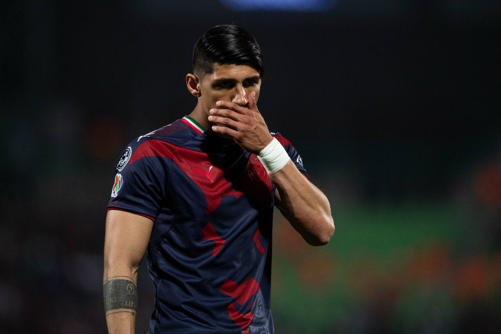 Alan Pulido lamenta la derrota de Chivas