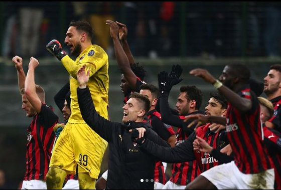 Jugadores del Milan festejan el triunfo