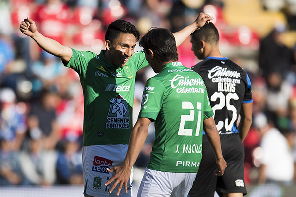 José Juan Macías celebra gol con Ángel Mena