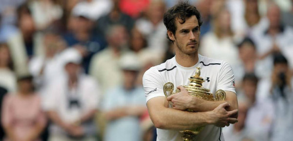 Andy Murray sostiene el trofeo de Wimbledon
