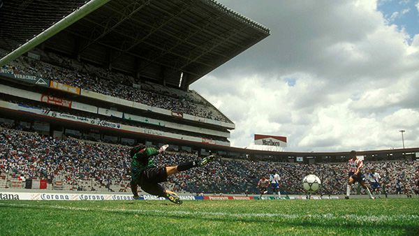 Benjamín Galindo cobra un penalti contra Larios