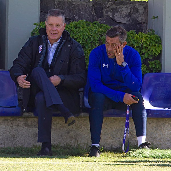 Caixinha y Peláez observan un entrenamiento de Cruz Azul