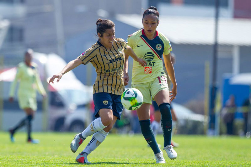 Jugadoras disputan el balón en el Clásico de la Liga Femenil 