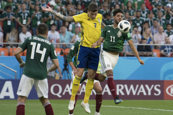 Hernández y Vela durante el partido contra Suecia 