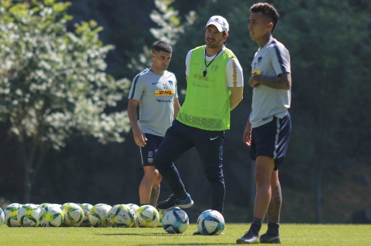 Bruno Marioni dirige el entrenamiento de los Pumas