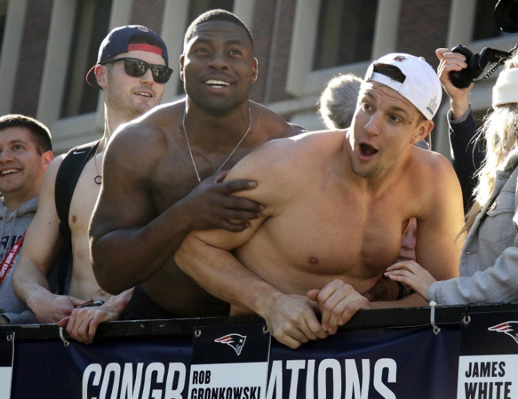 Dwayne Allen y Rob Gronkowski disfratan el desfile de Campeón