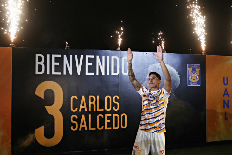 Carlos Salcedo, durante su presentación oficial con Tigres