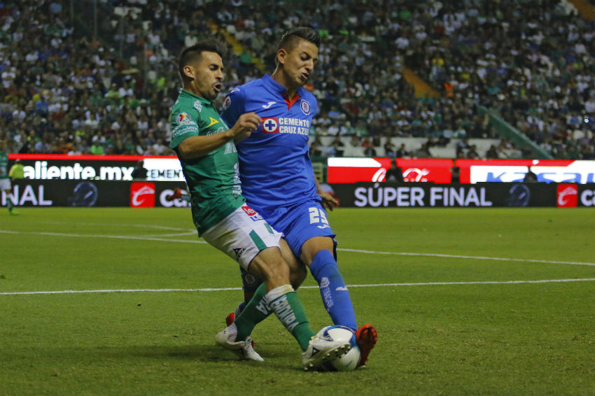 Roberto Alvarado y Fernando Navarro pelean por el balón 