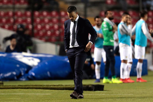Rafael Puente en lamento durante un partido ante Pumas