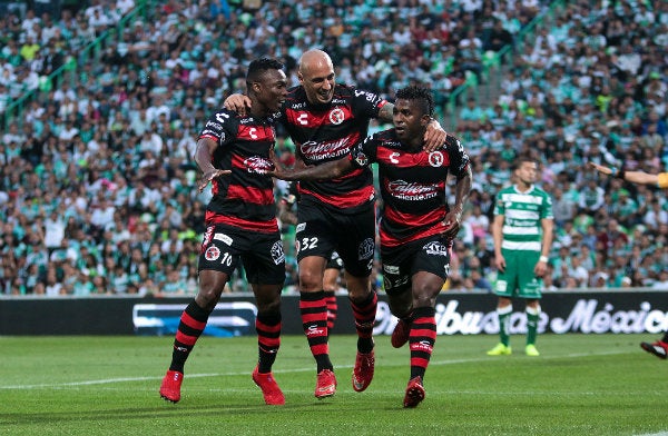 Miler Bolaños celebra su anotación frente a Santos