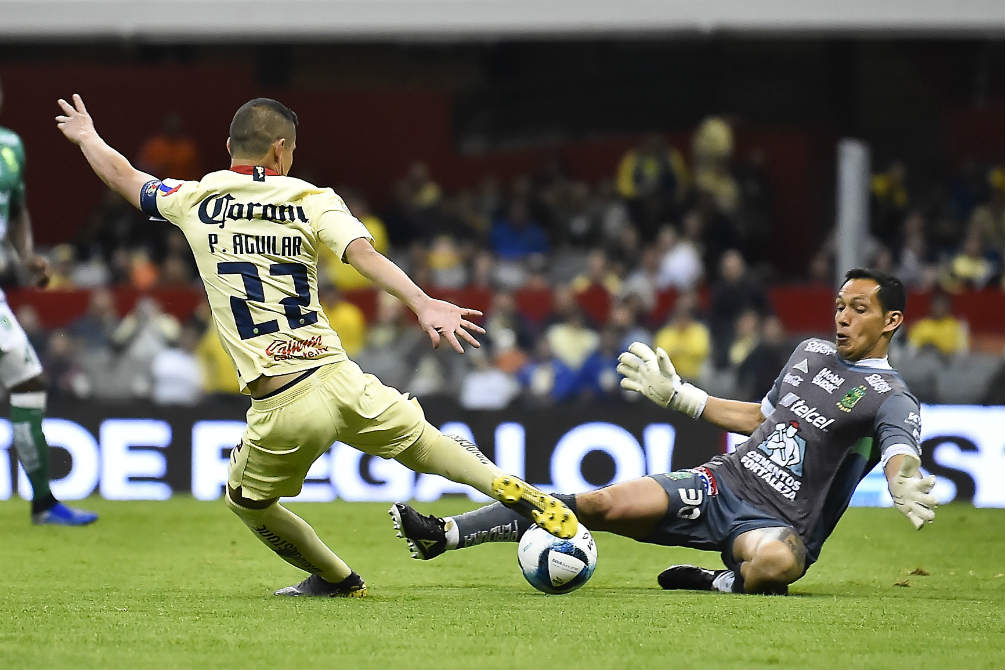 Paul Aguilar y Rodolfo Cota disputan un balón