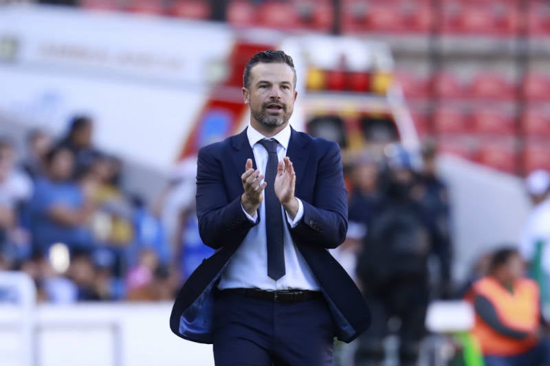 Rafa Puente durante un juego con Gallos Blancos