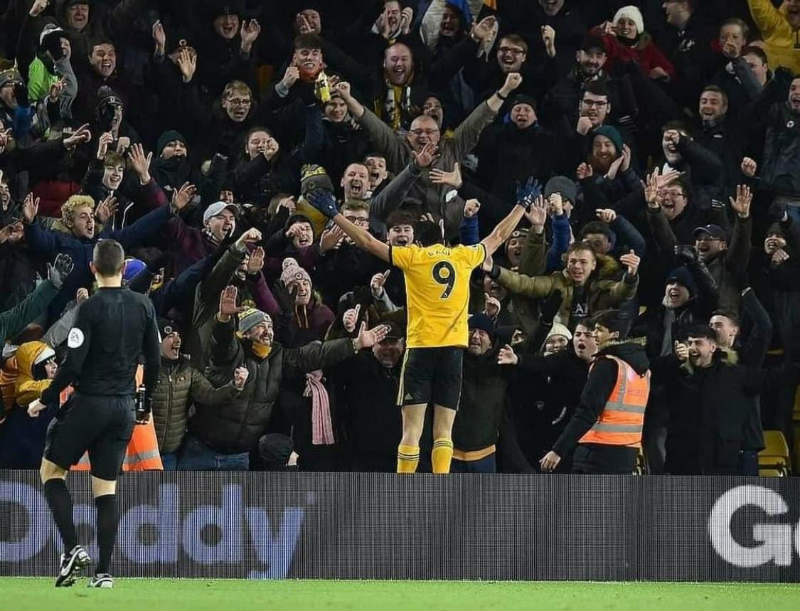 Raúl Jiménez festeja un gol con el Wolverhampton