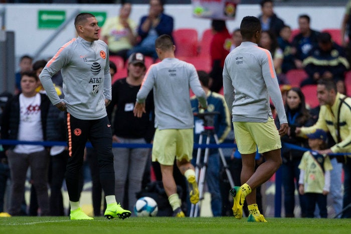 Nico Castillo en calentamiento con el América 