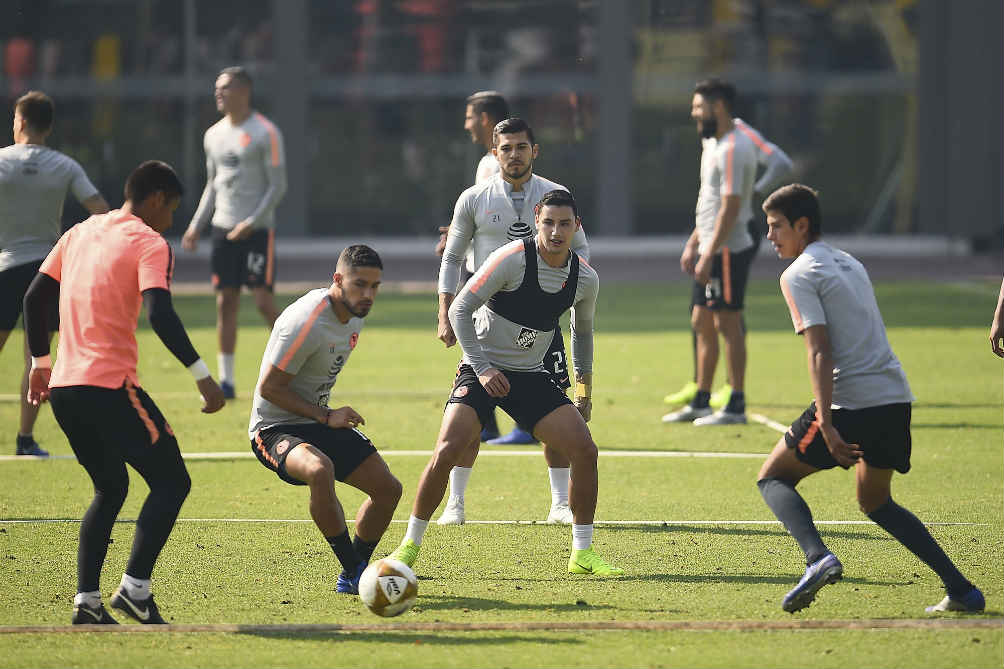 Jorge Sanchez con sus compañeros en el entrenamiento azulcrema