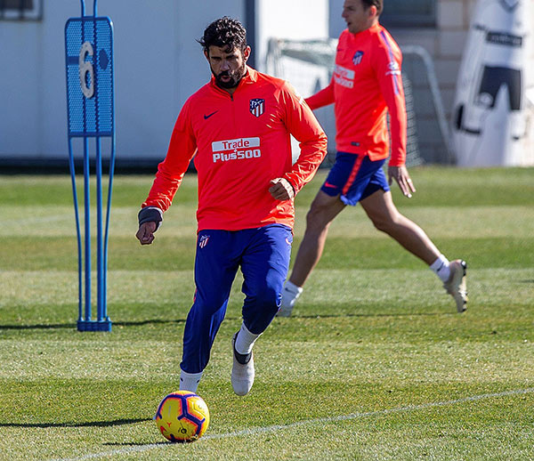 Costa conduce balón en entrenamiento de Atlético de Madrid 