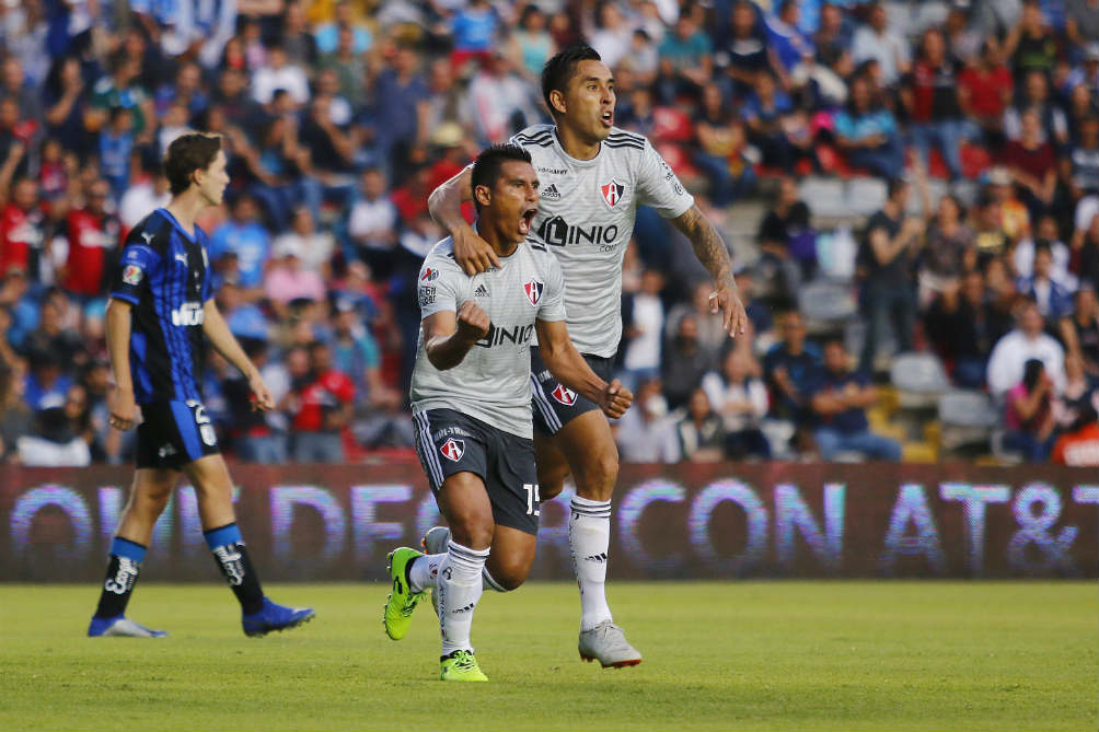 Osvaldo Martínez celebra anotación contra Gallos