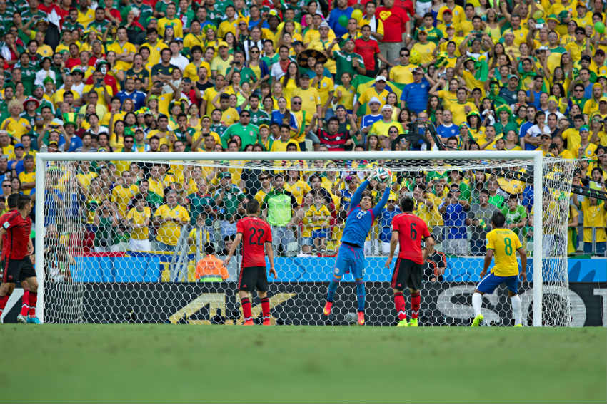 Ochoa atrapa un disparo en la Copa del Mundo de Brasil 2014 