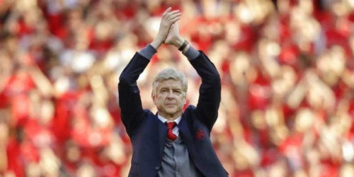 Arsene Wenger aplaude con la afición del Arsenal