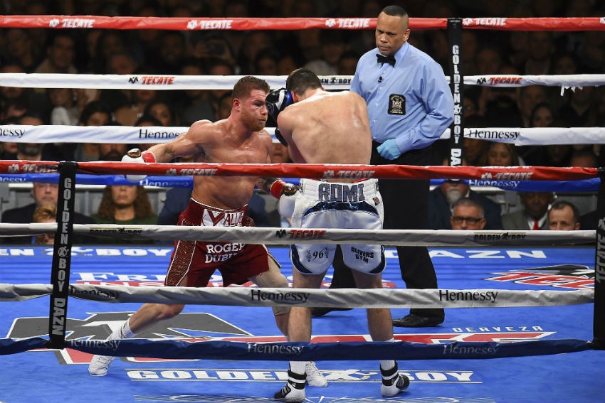 Canelo suelta un golpe contra Rocky Fielding 