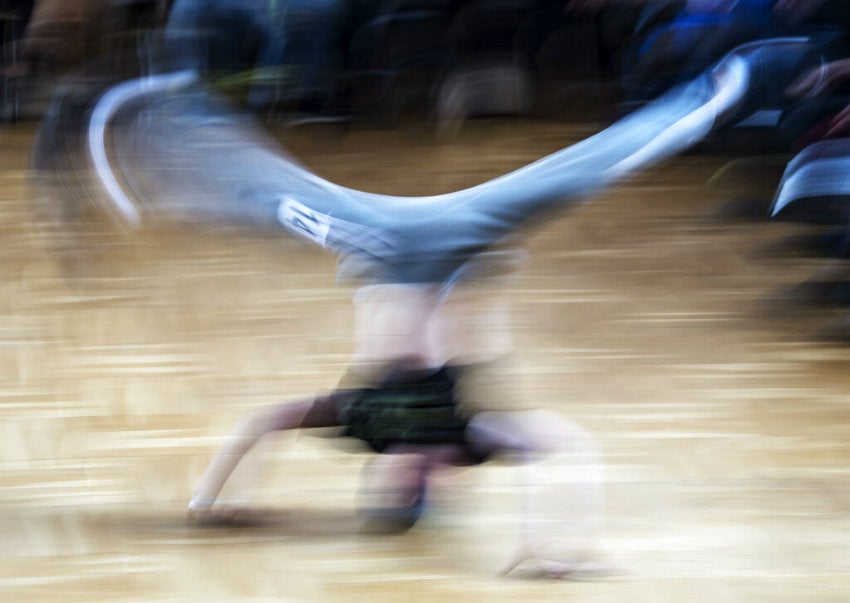 Una persona pone a prueba sus habilidades en el breakdance 