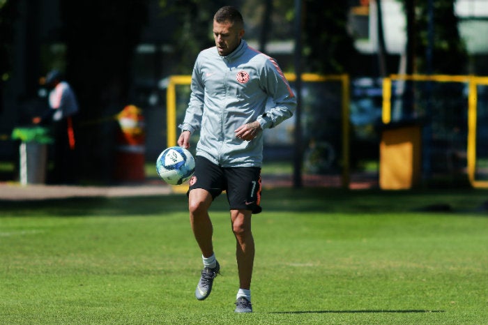 Ménez controla el balón en una práctica con el América