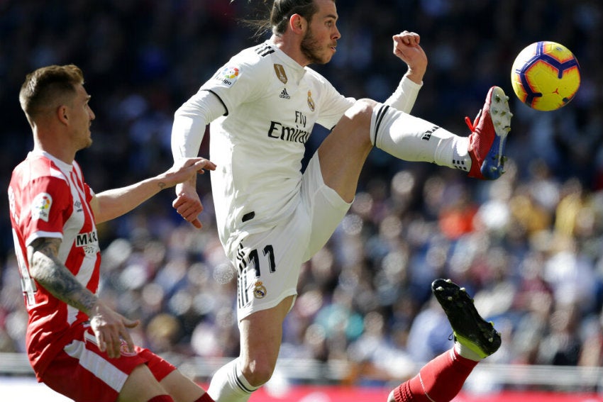 Bale pelea por el balón en un partido de La Liga 