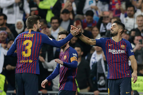 Piqué felicita a Suárez por uno de sus goles contra Real Madrid