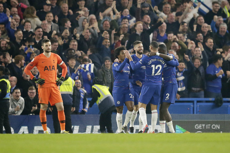 Jugadores del Chelsea celebran gol de Kieran Trippier