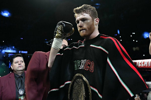 Canelo en el ring previo a una pelea