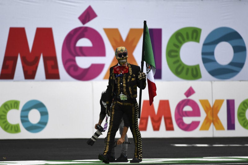 Un hombre disfrazado durante el GP de México