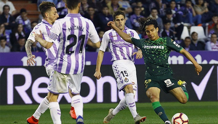 Lainez con el balón en un partido con el Betis 