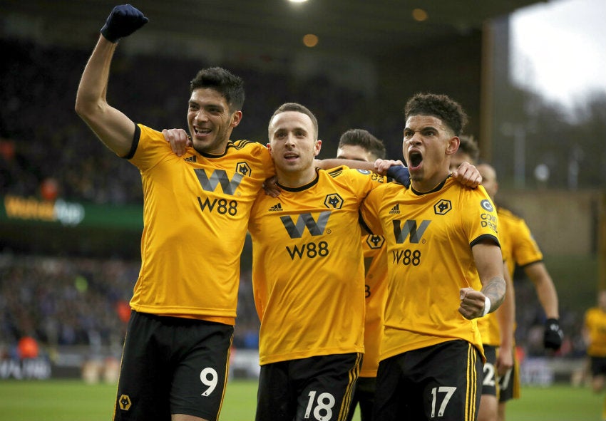 Jiménez celebra junto a sus compañeros la victoria ante el Cardiff 