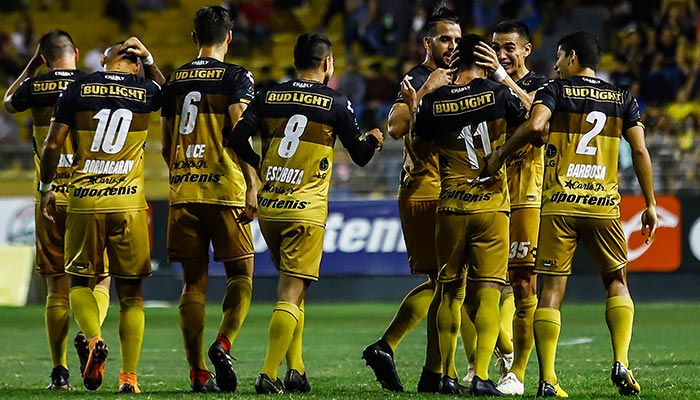 Jugadores de Dorados festejando ante Alebrijes 