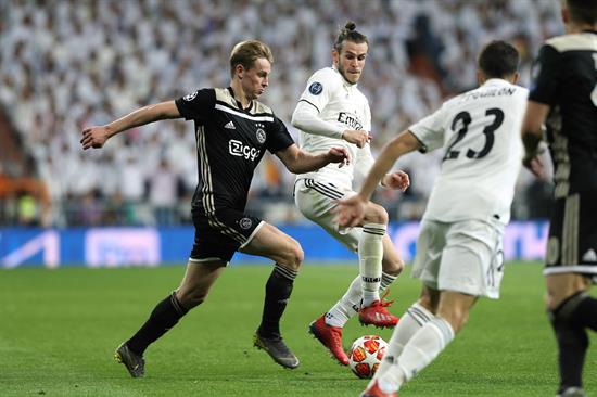 De Jong conduce el balón en juego contra Real Madrid