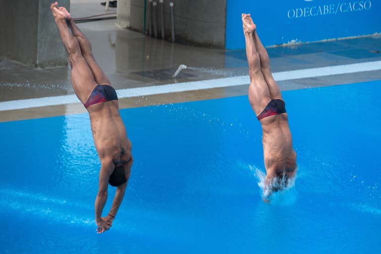 Jahir Ocampo y Rommel Pacheco realizan un clavado