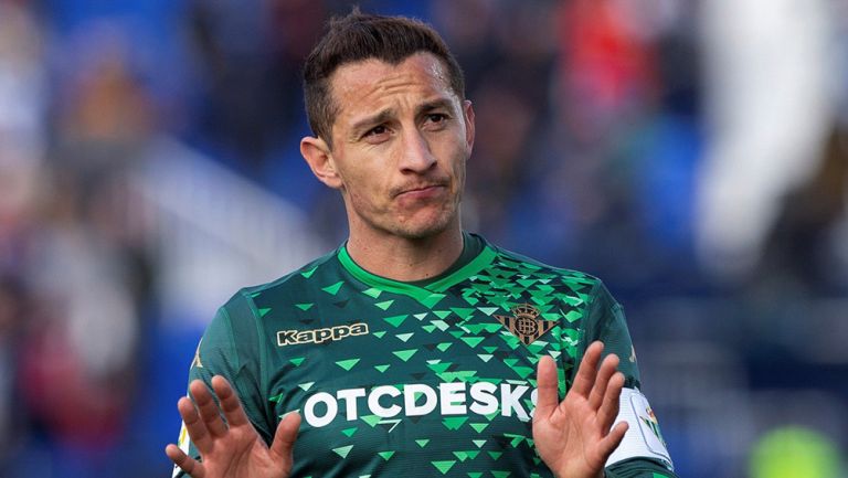 Andrés Guardado durante un juego con el Betis