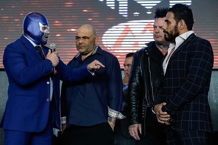 Momento del careo entre Rey Wagner y Blue Demon Jr.