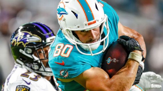 Danny Amendola acarrea el ovoide en duelo contra Ravens