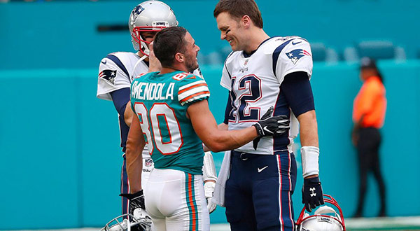 Amendola y Brady se saludan en el último Patriots vs Dolphins