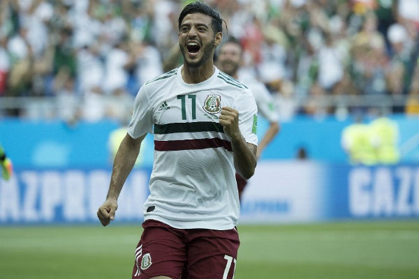 Vela celebra una anotación con la Selección Mexicana 