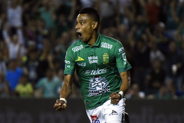 William Tesillo celebra una anotación frente a Santos Laguna 