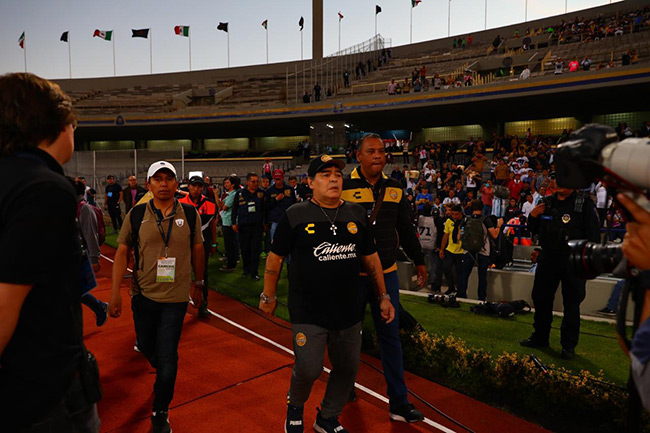 Maradona ingresa al campo del Olímpico