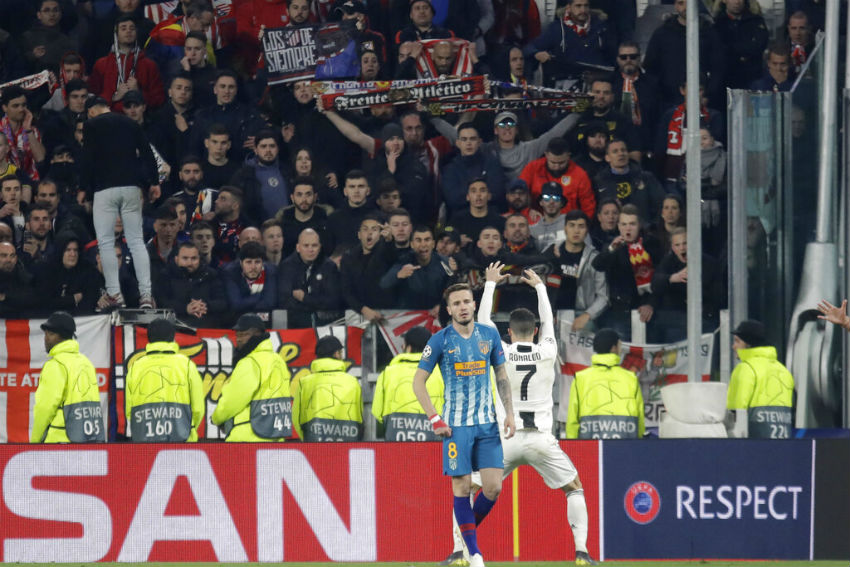 Cristiano festeja uno de sus goles frente aficionados del Atleti 