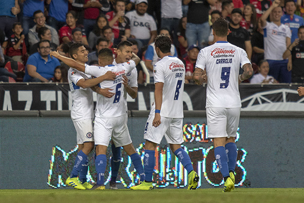 Jugadores de Cruz Azul celbran gol contra Atlas