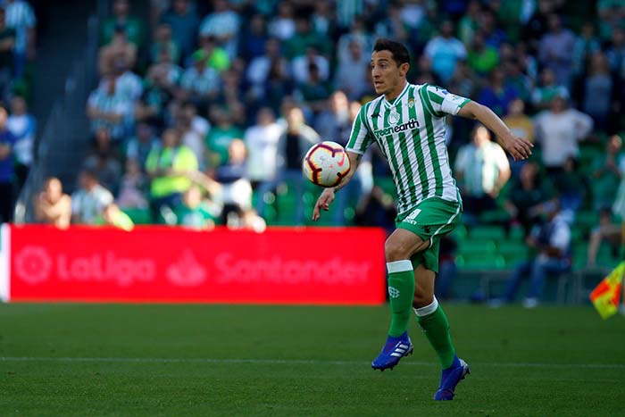 Andrés Guardado durante un partido del Betis